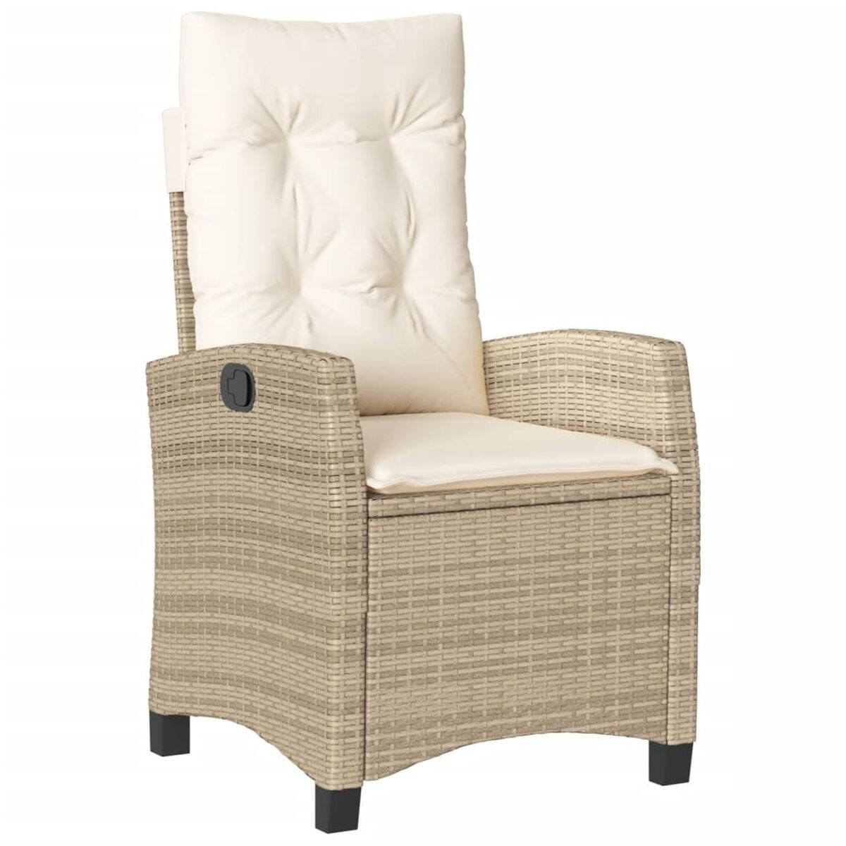 Sedia beige intrecciata con gambe nere, cuscino beige e schienale alto.