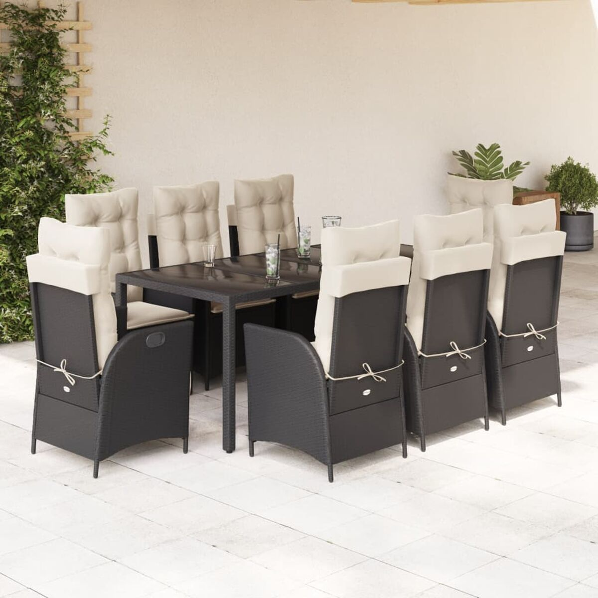 Essgruppe im Freien mit schwarzen Stühlen, Tisch und beigen Kissen. Getränke auf dem Tisch, auf der Terrasse.
