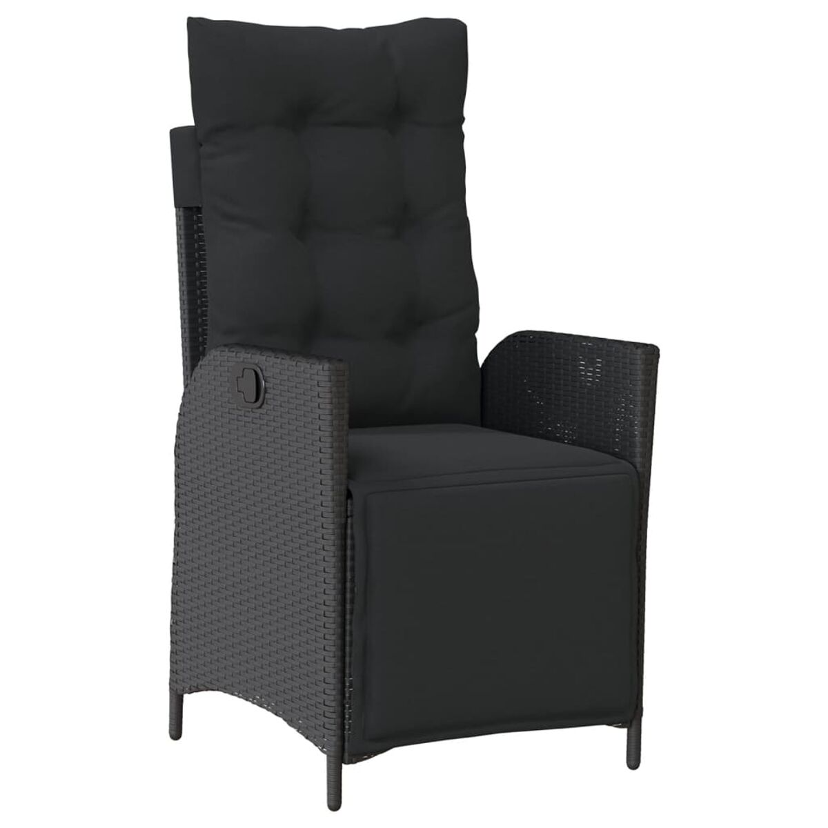Schwarzer Rattan-Relaxstuhl mit hoher Rückenlehne, schwarzem Kissen und Armlehnen.