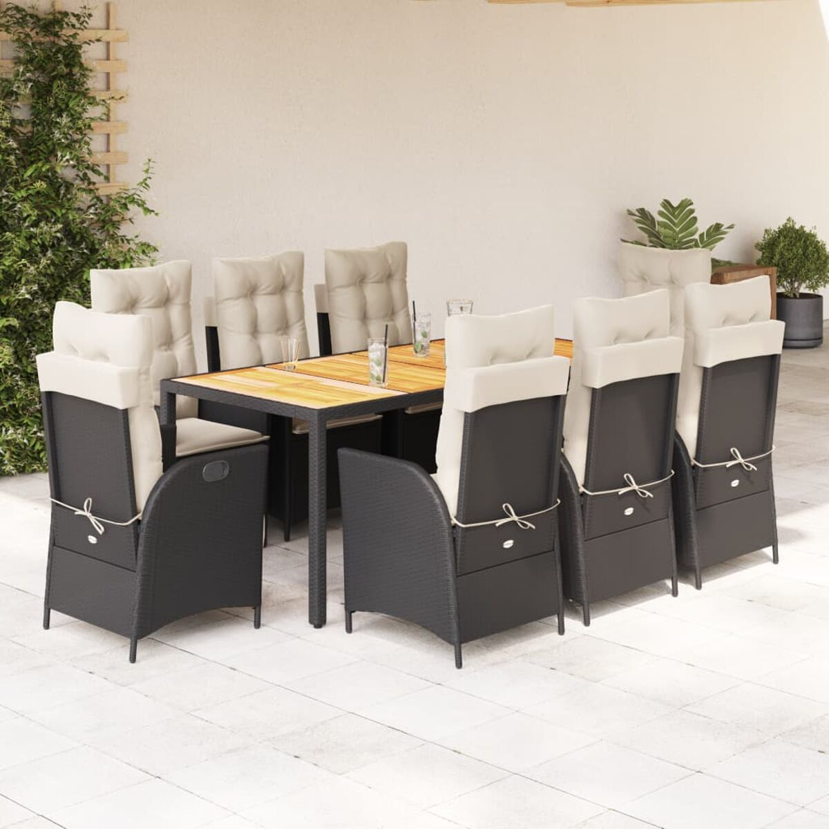 Schwarzes und beiges Korbmöbel-Ess-Set mit Tisch und Stühlen auf der Terrasse.