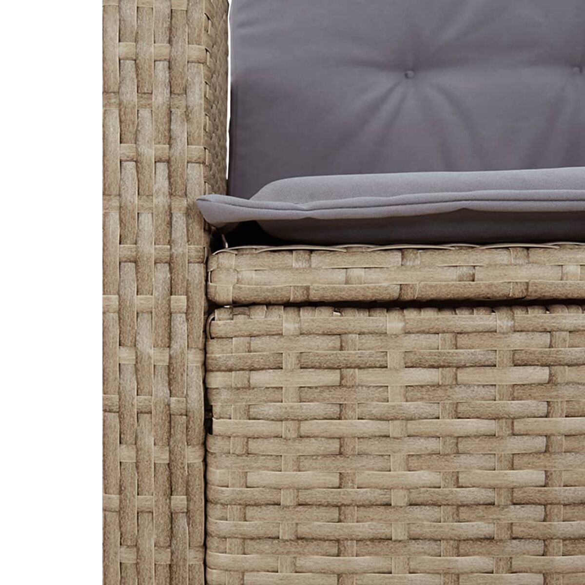 Primo piano di una sedia in rattan marrone chiaro con cuscino grigio. Il motivo dell'intreccio è visibile.