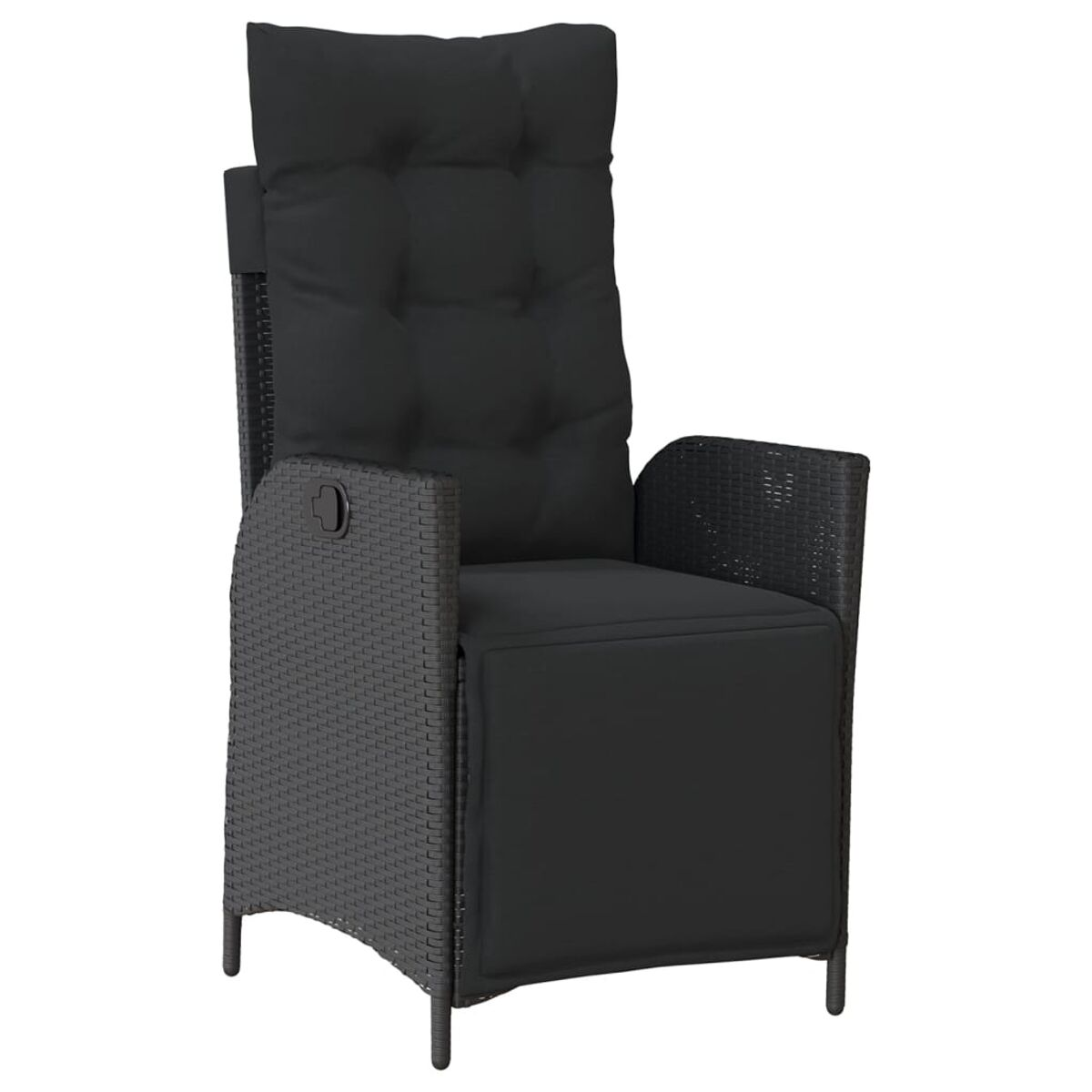 Sedia da esterno con schienale alto. Sedia in vimini nero con cuscino nero su seduta e schienale. Verticale.