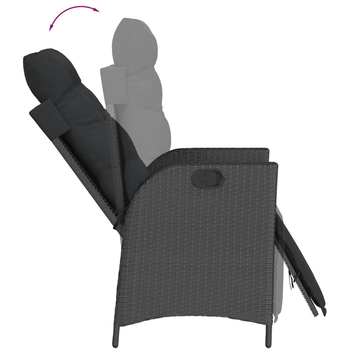 Sedia reclinabile in rattan con cuscino nero.