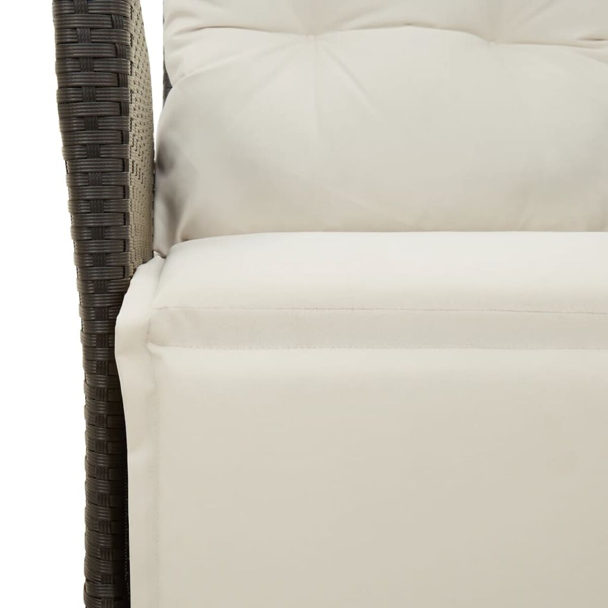Dettaglio della sedia in vimini con cuscino bianco. Struttura in vimini marrone scuro.