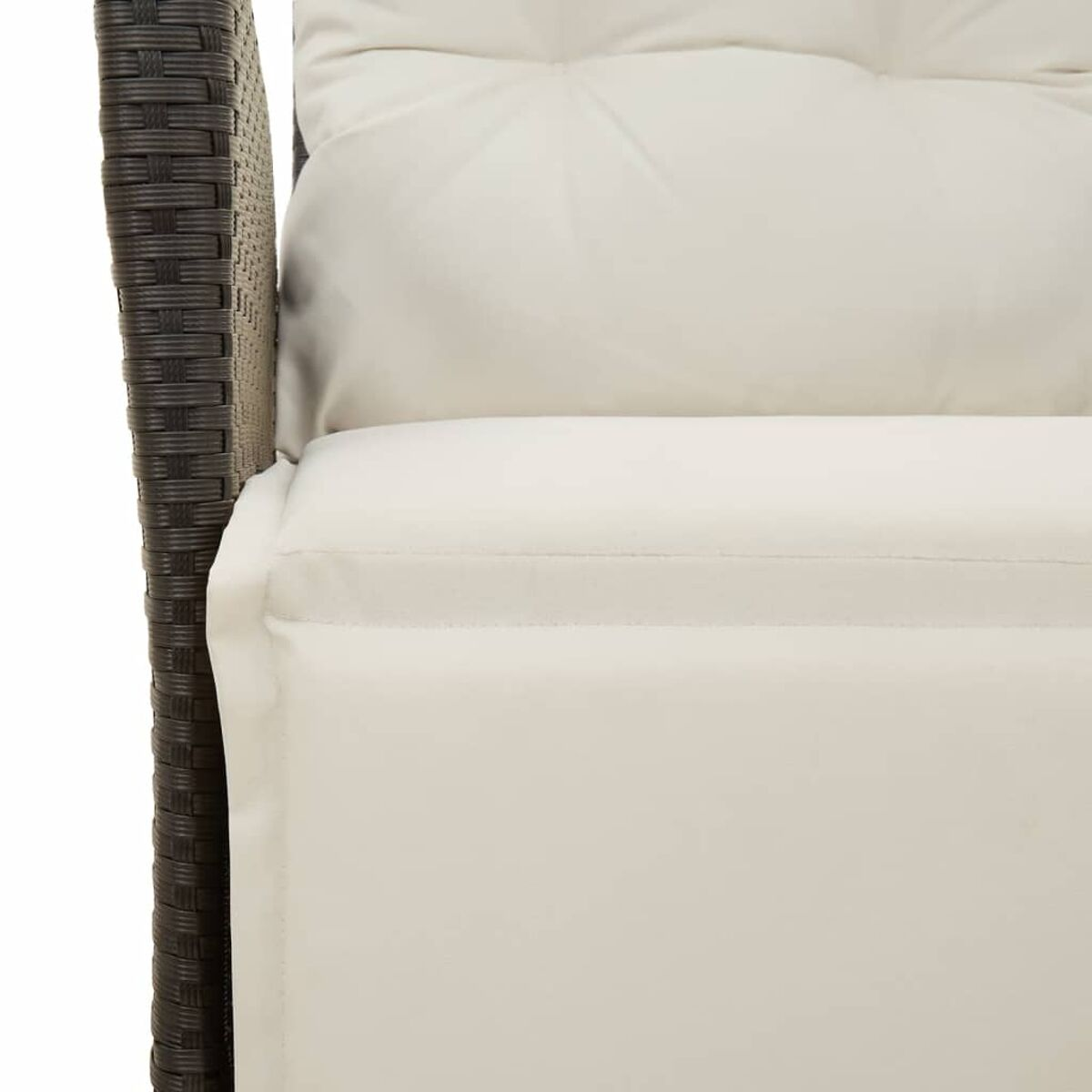 Primo piano di un cuscino color crema su una sedia in vimini marrone, consistenza visibile.