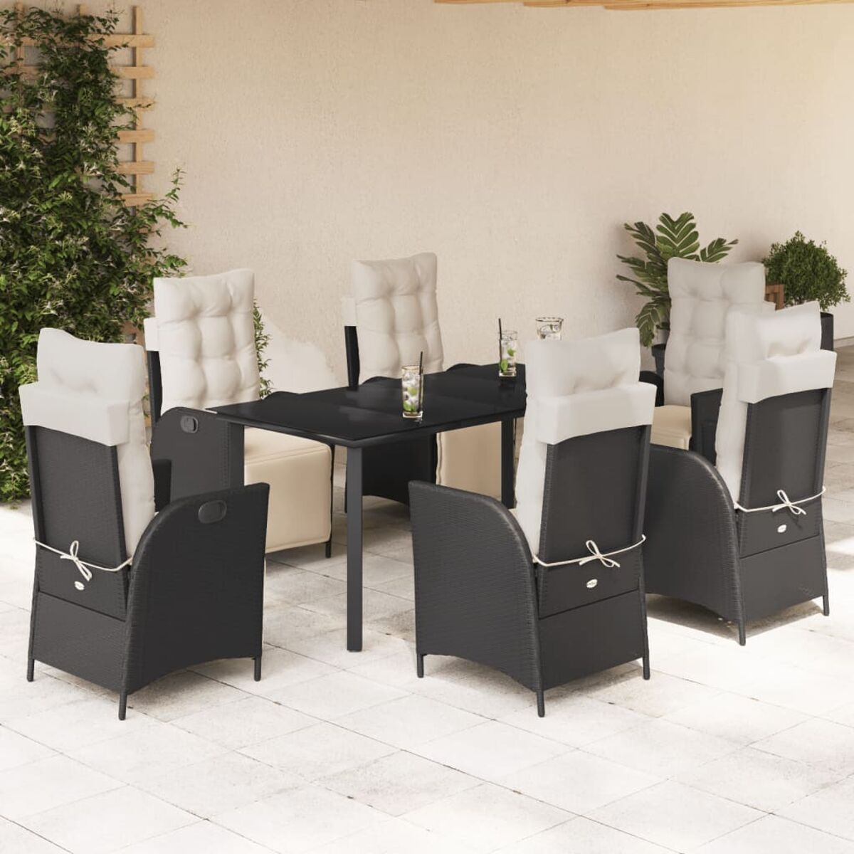 Essgruppe im Freien mit einem Tisch und sechs Stühlen. Die Stühle haben cremefarbene Kissen.