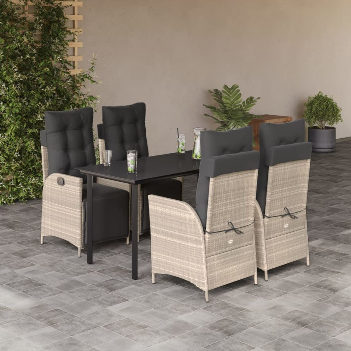 Set da pranzo per esterni con tavolo, sedie, bevande, in un'ambientazione patio.