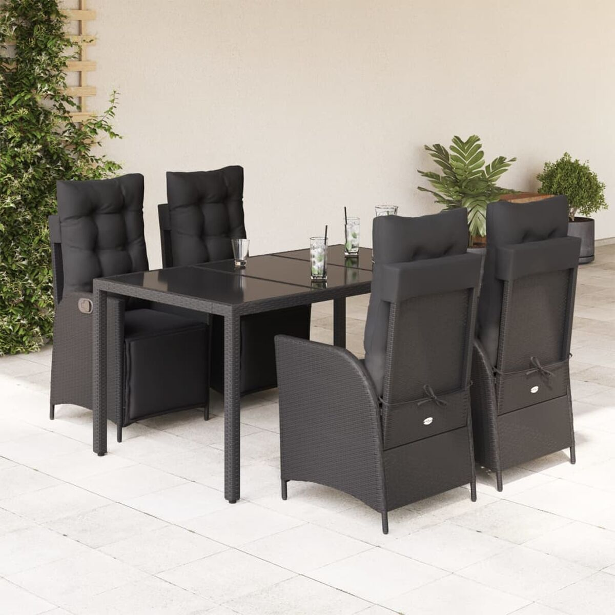 Schwarzes Terrassenset: Tisch, Stühle, Gläser.