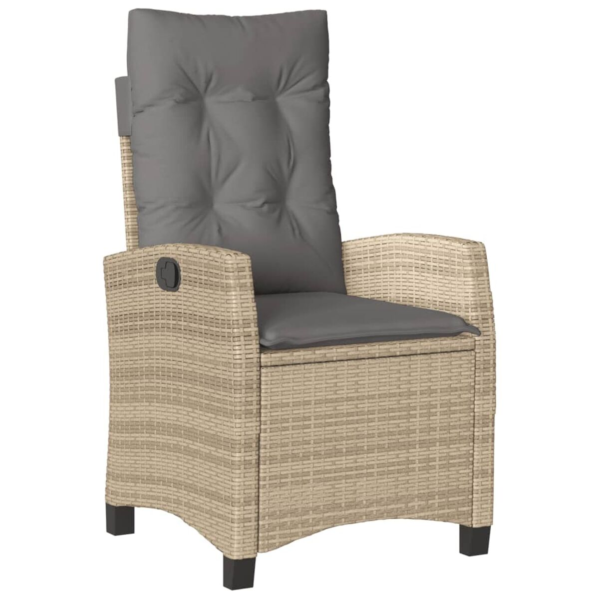 Una sedia in rattan beige con cuscino grigio. Sono visibili gambe nere e una maniglia nera.
