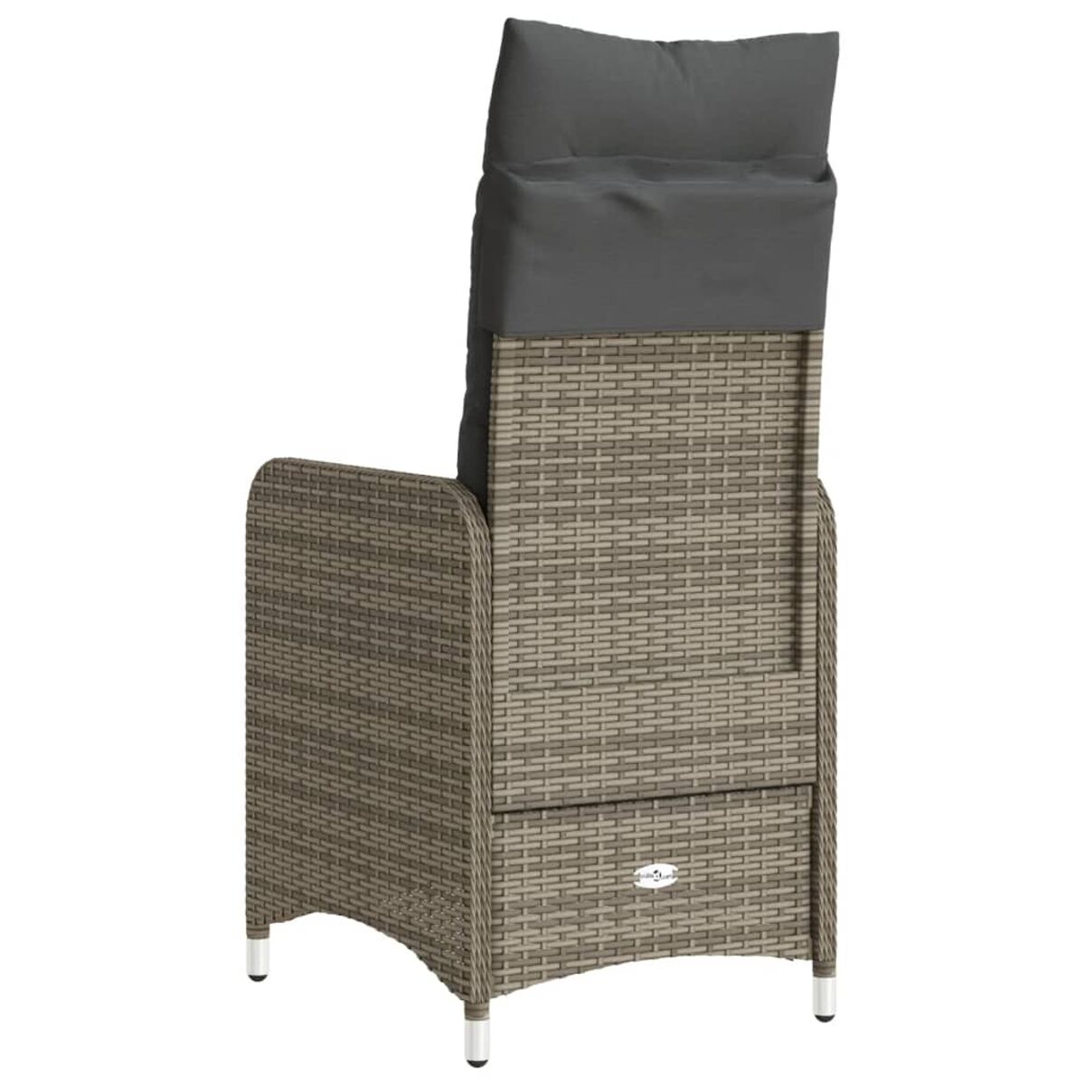Rattan-Stuhl mit grauem Kissen. Der Stuhl ist hellbraun.