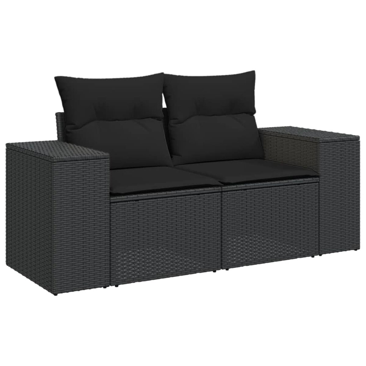 Ein schwarzes Rattan-Sofa mit zwei Kissen und zwei Armlehnen, alles schwarz. Das Sofa hat eine quadratische Form.
