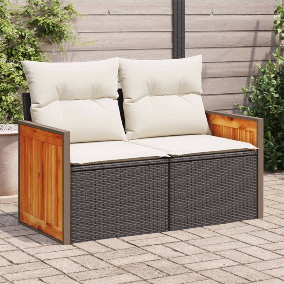 Dunkelgraues Korbmöbel-Sofa mit Holzseitenteilen.