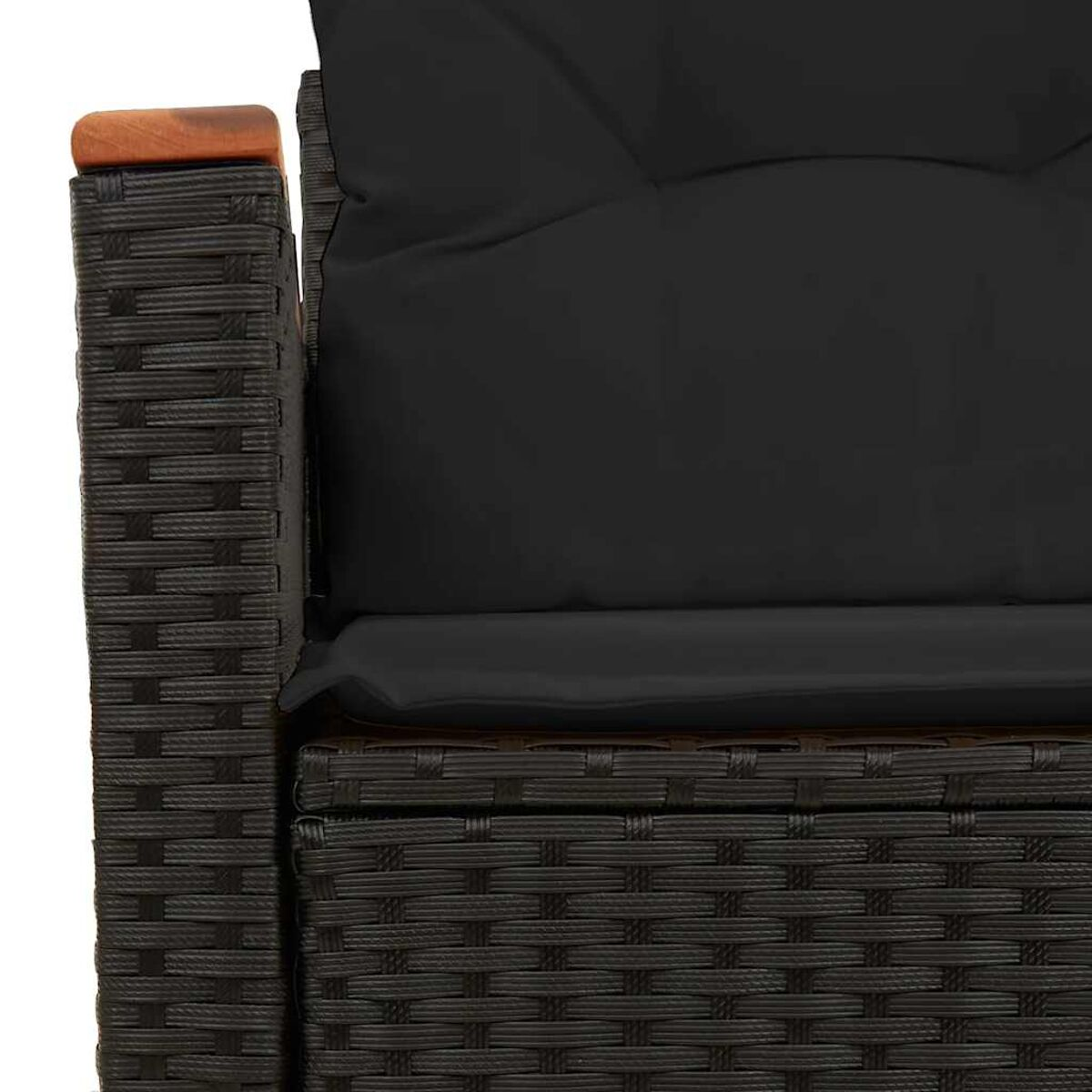 Nahaufnahme einer schwarzen, gewebten Sofa-Armlehne mit Holzdetails und schwarzem Kissen.