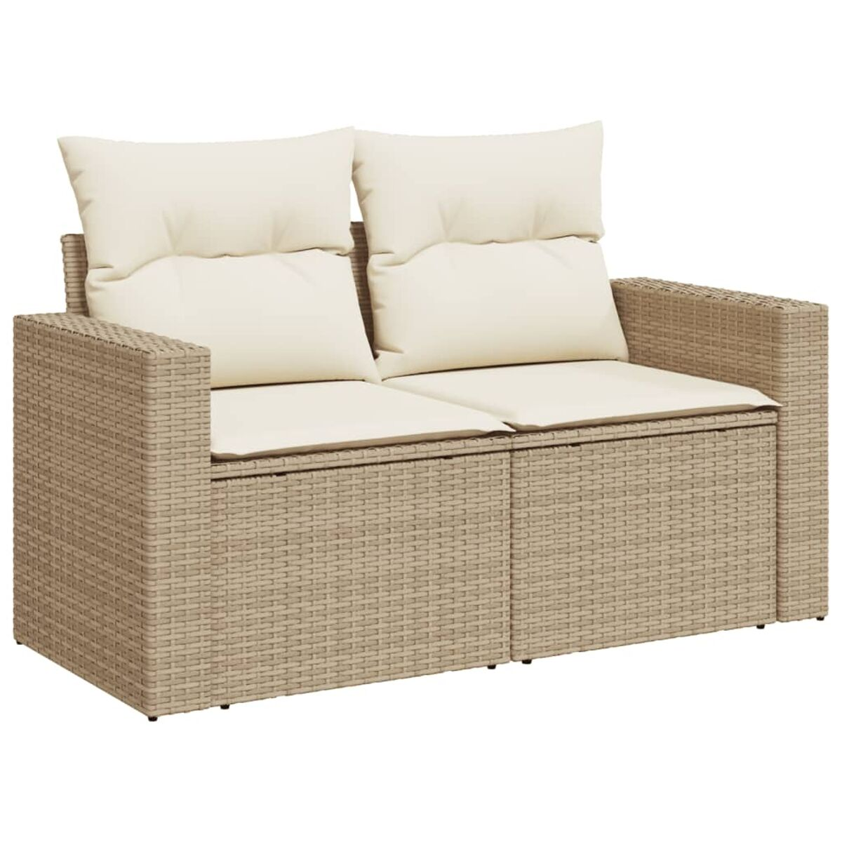 Un divanetto in vimini beige con cuscini color crema. Sfondo bianco.