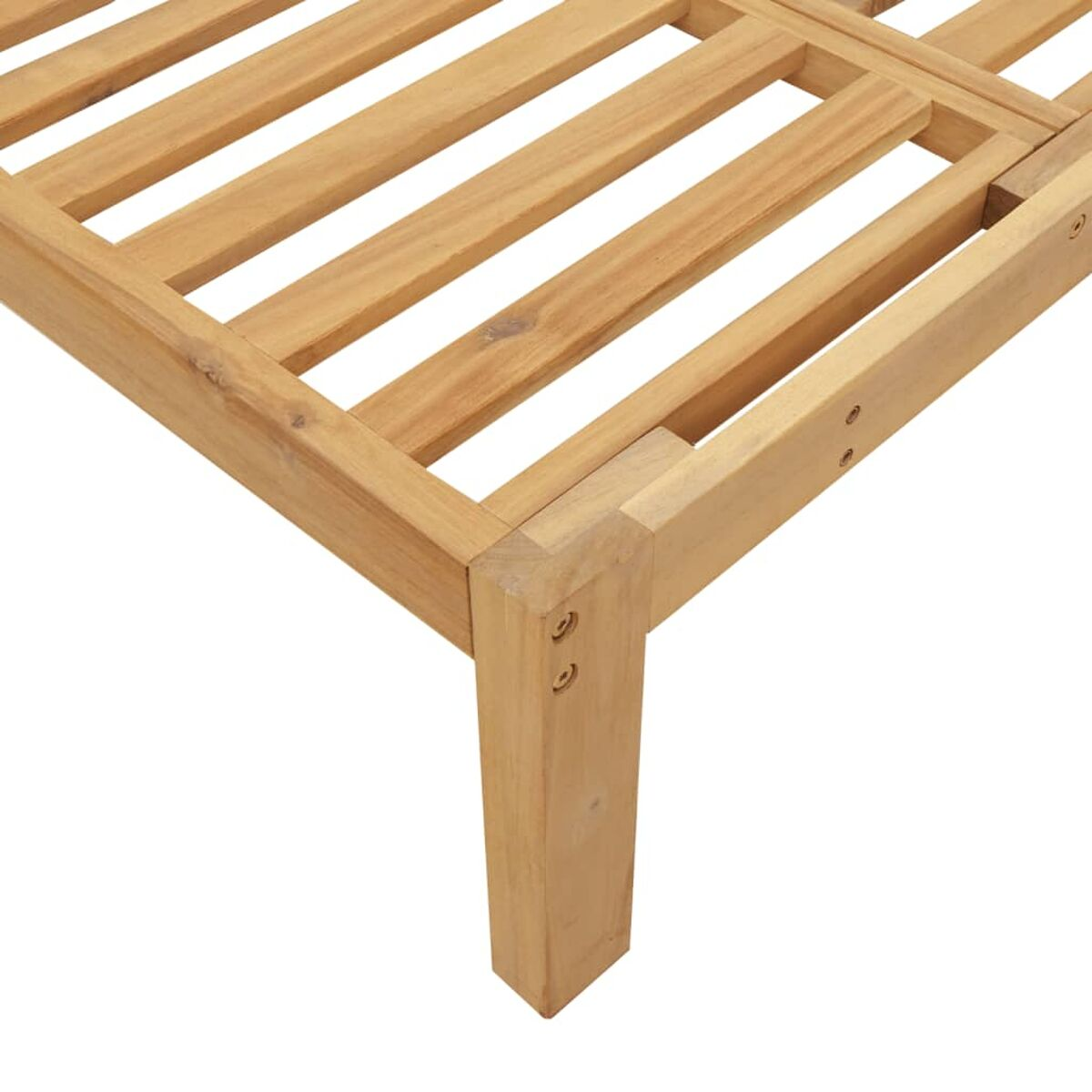 Nahaufnahme eines Holzbetts, das die Ecke und die Beine des Rahmens zeigt.