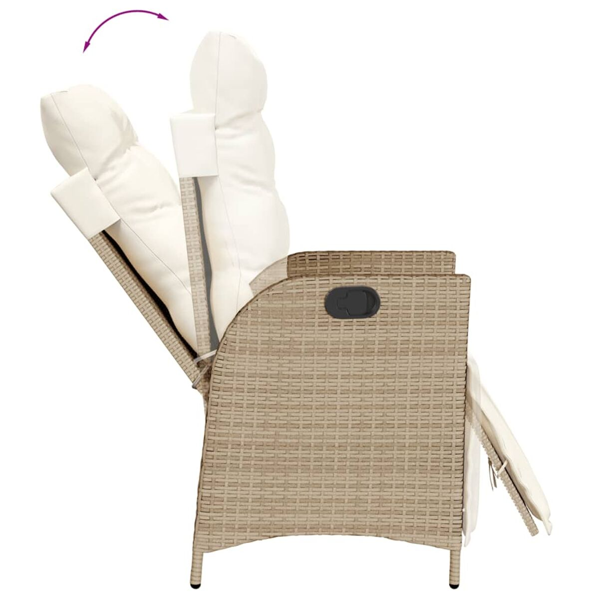 Sedia in vimini reclinata. Cuscino bianco. Meccanismo reclinabile. Vimini beige. Sfondo bianco.