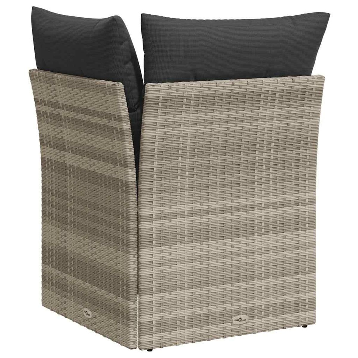 Sedia in vimini con cuscini grigio scuro.