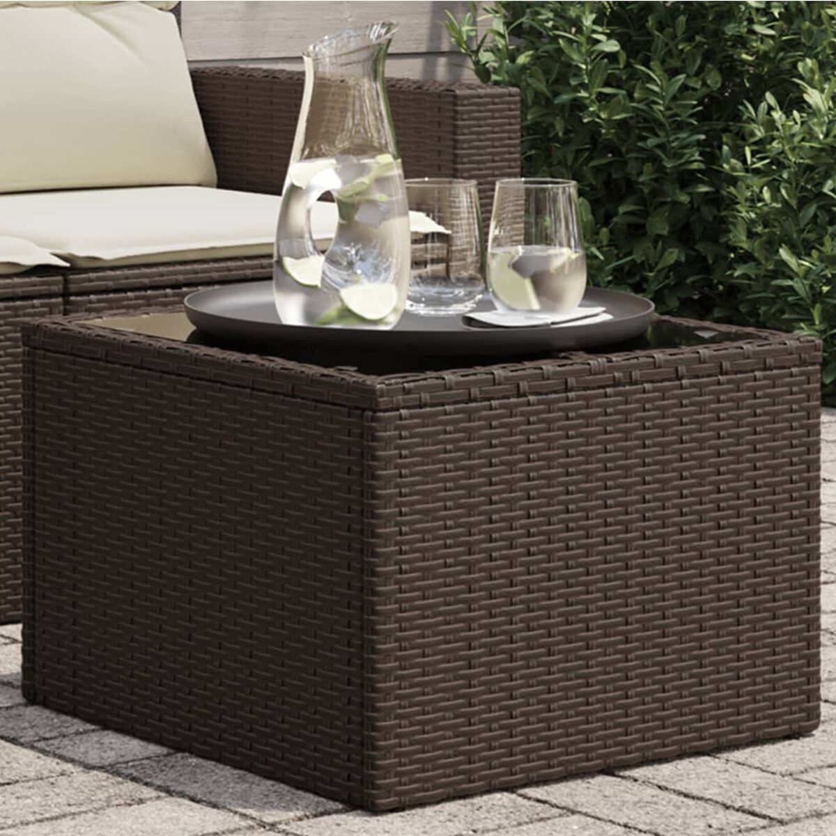 Tavolino in rattan marrone con oggetti.