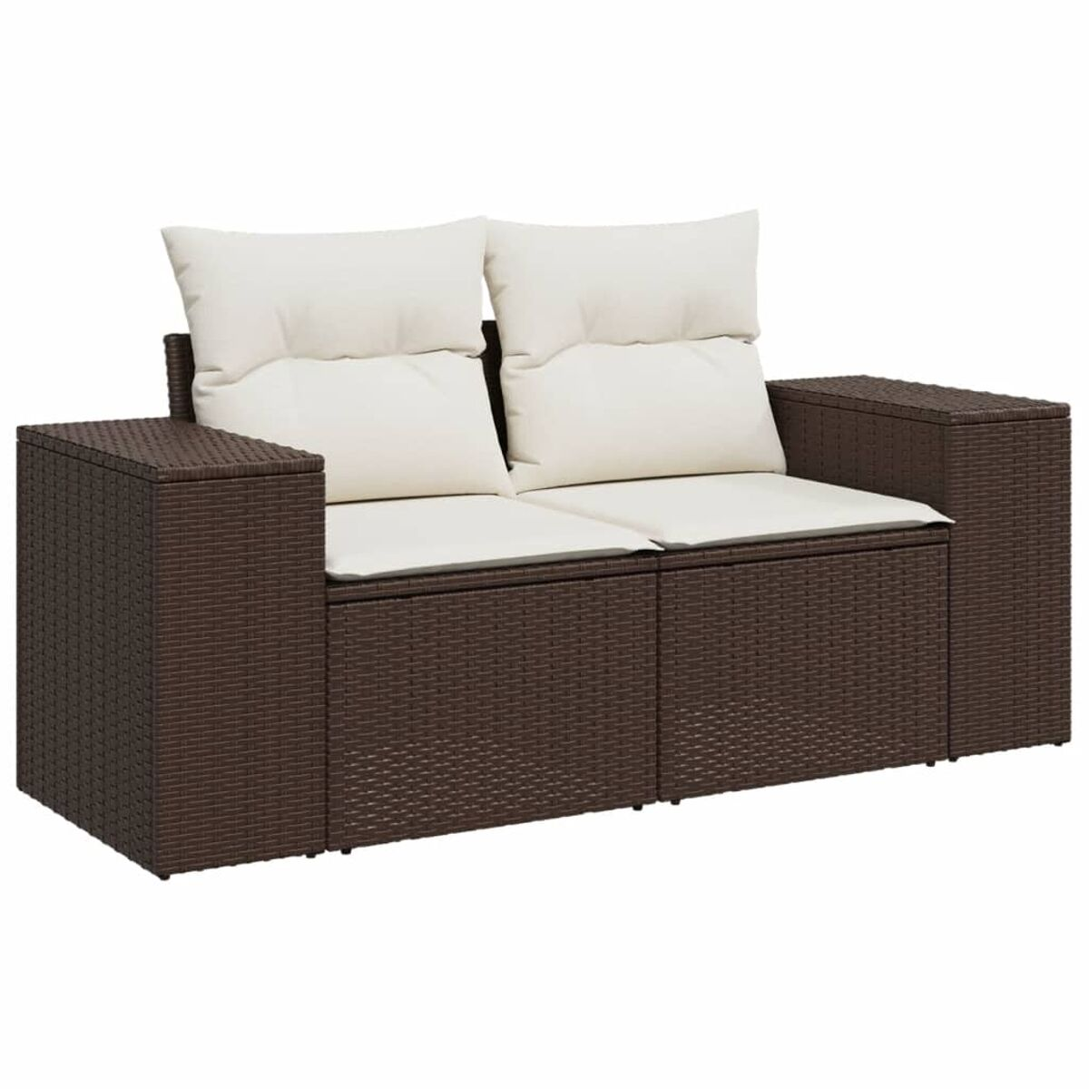 Un divano a due posti in rattan marrone con due cuscini color crema su sfondo bianco.
