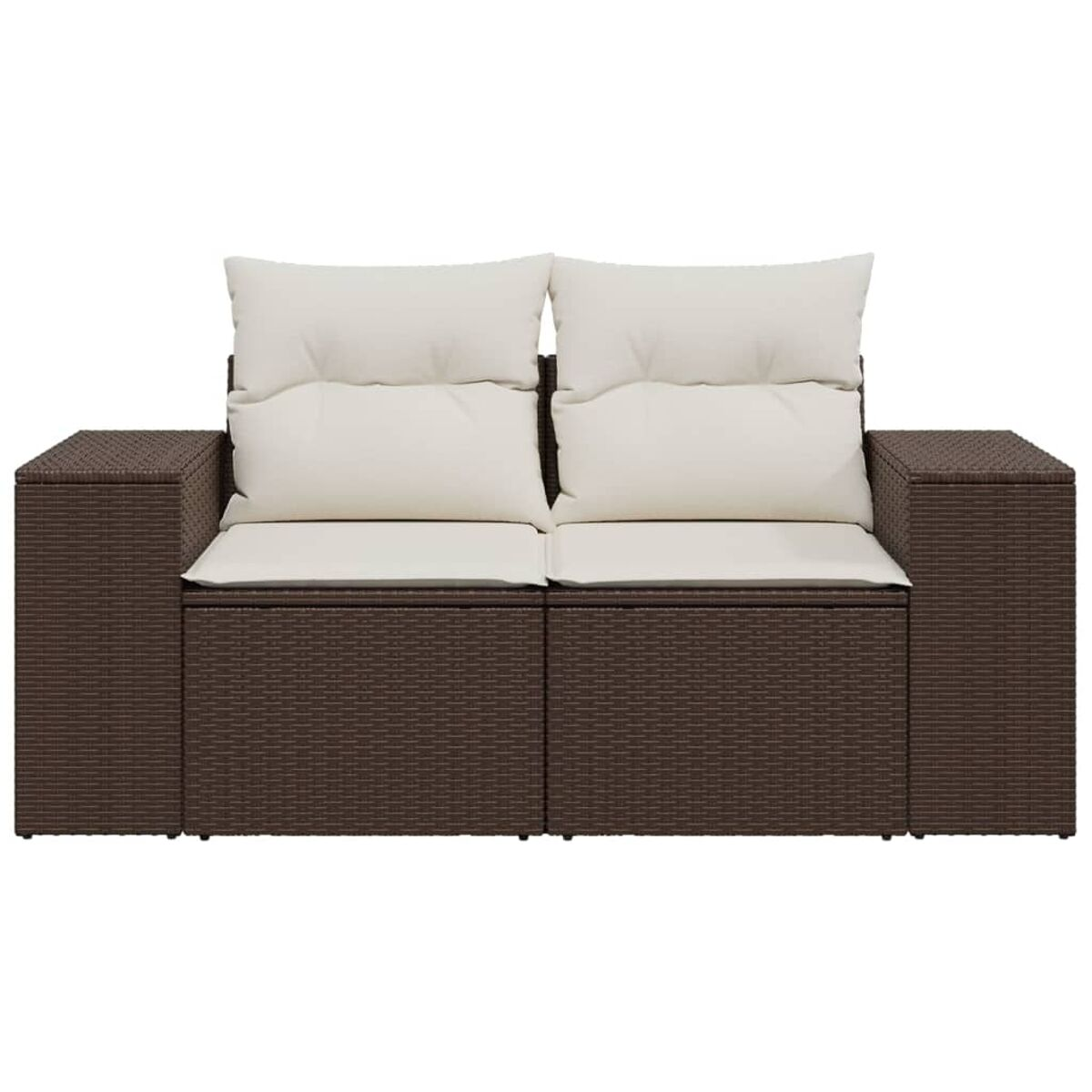 Braunes Korbmöbel-Sofa mit weißen Kissen. Es hat zwei Sitzbereiche und Armlehnen an den Seiten.