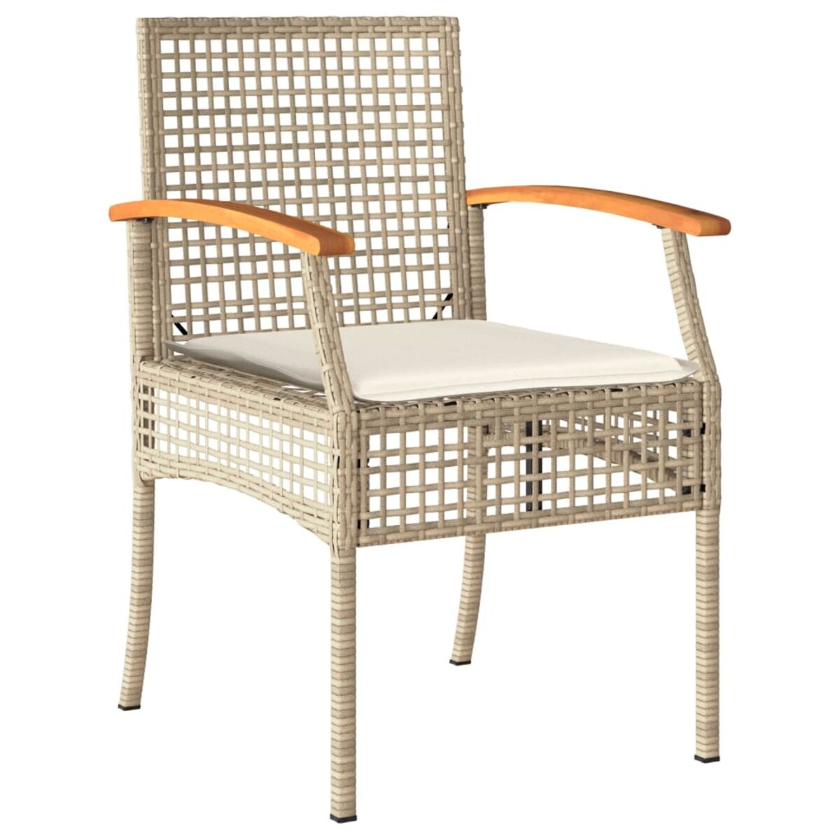 Beiger Rattan-Stuhl mit Holzarmlehnen und cremefarbenem Kissen, vor weißem Hintergrund.