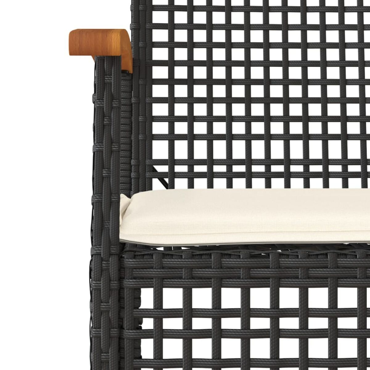 Nahaufnahme eines schwarzen Rattan-Stuhls mit Holzarmlehne und cremefarbenem Kissen.