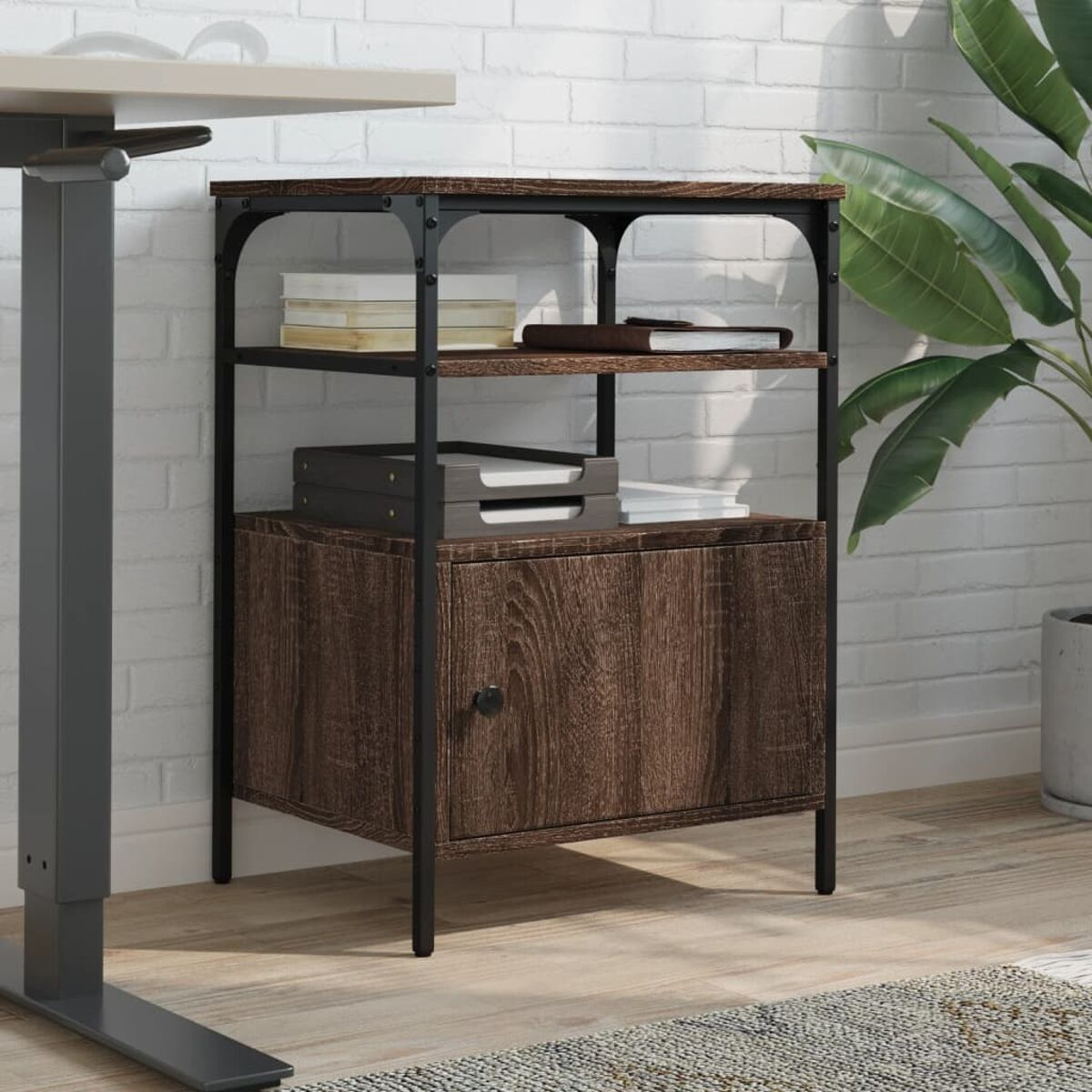 Kleiner Holzschrank mit Regalen. Dunkles Holz, Metallrahmen und Büroartikel.