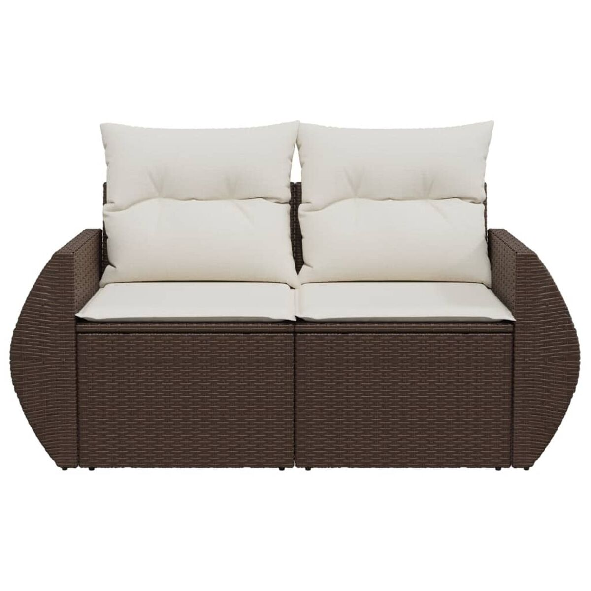 Un divano marrone intrecciato con due cuscini color crema. Il divano ha un design curvo.