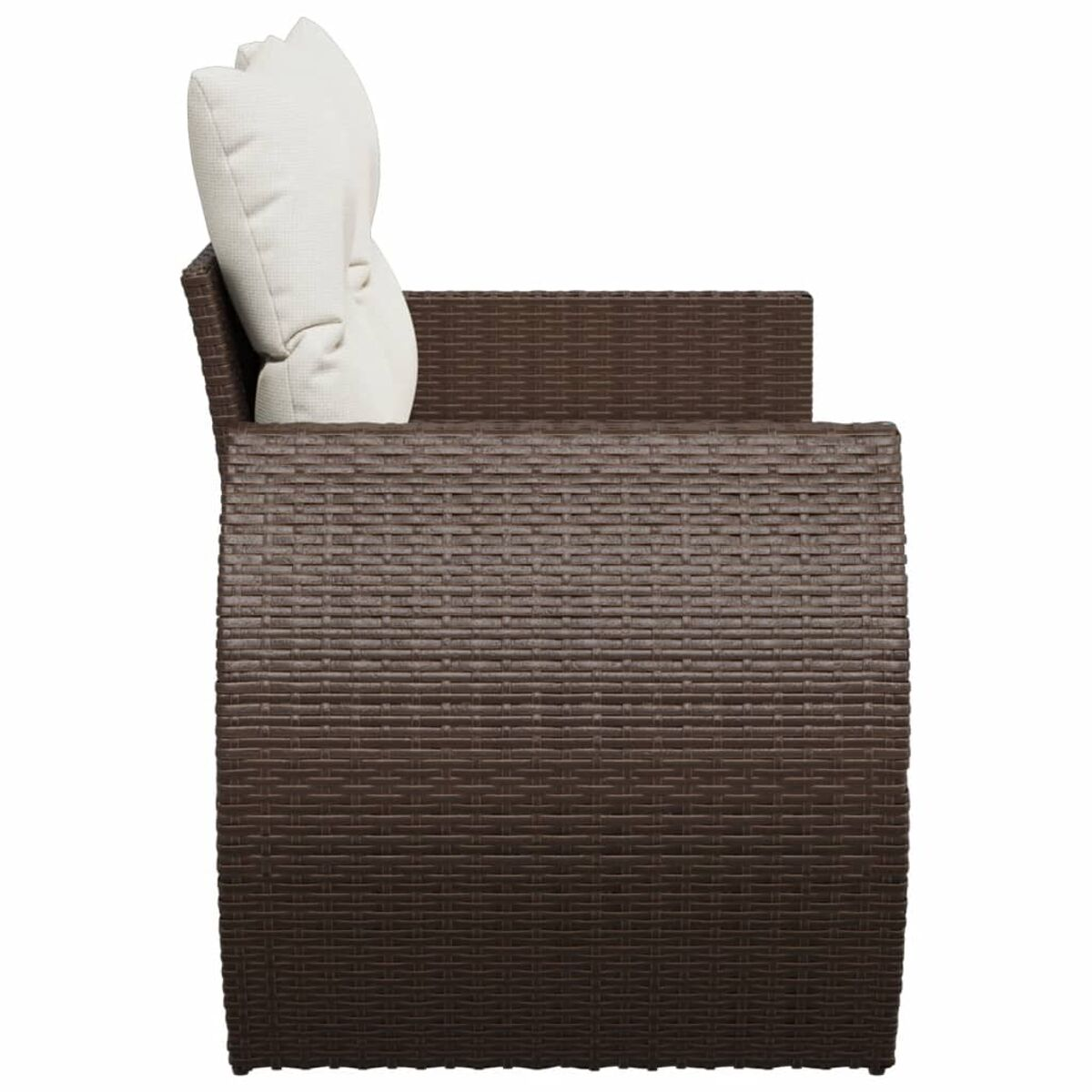 Poltrona in vimini marrone con cuscino bianco.