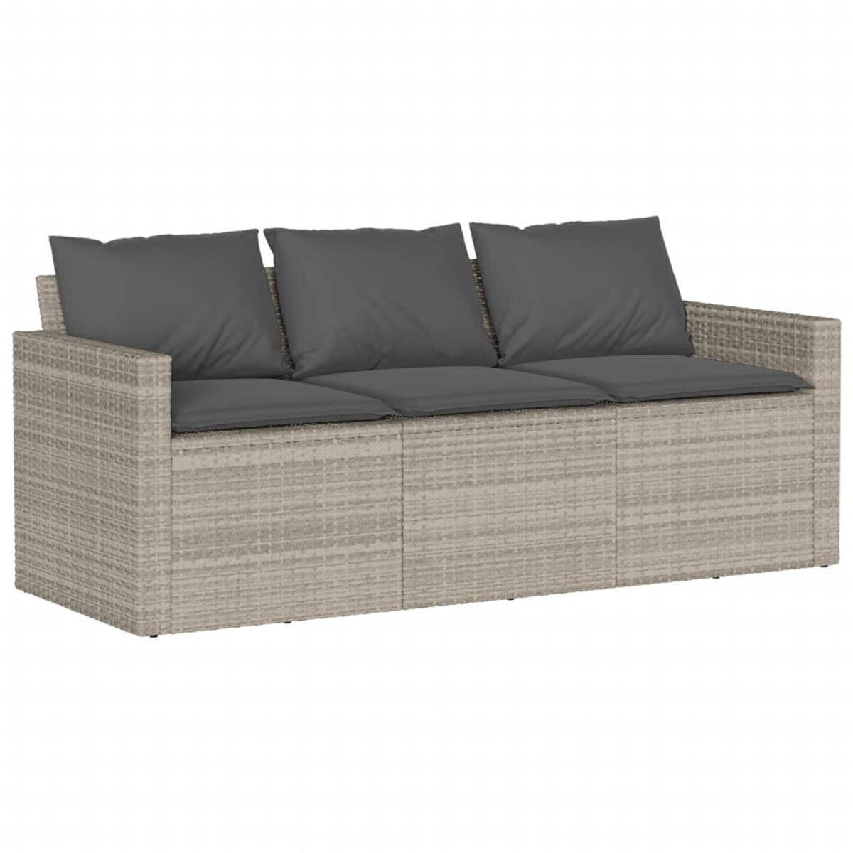Ein hellgraues Korbmöbelsofa mit drei grauen Kissen auf weißem Hintergrund.