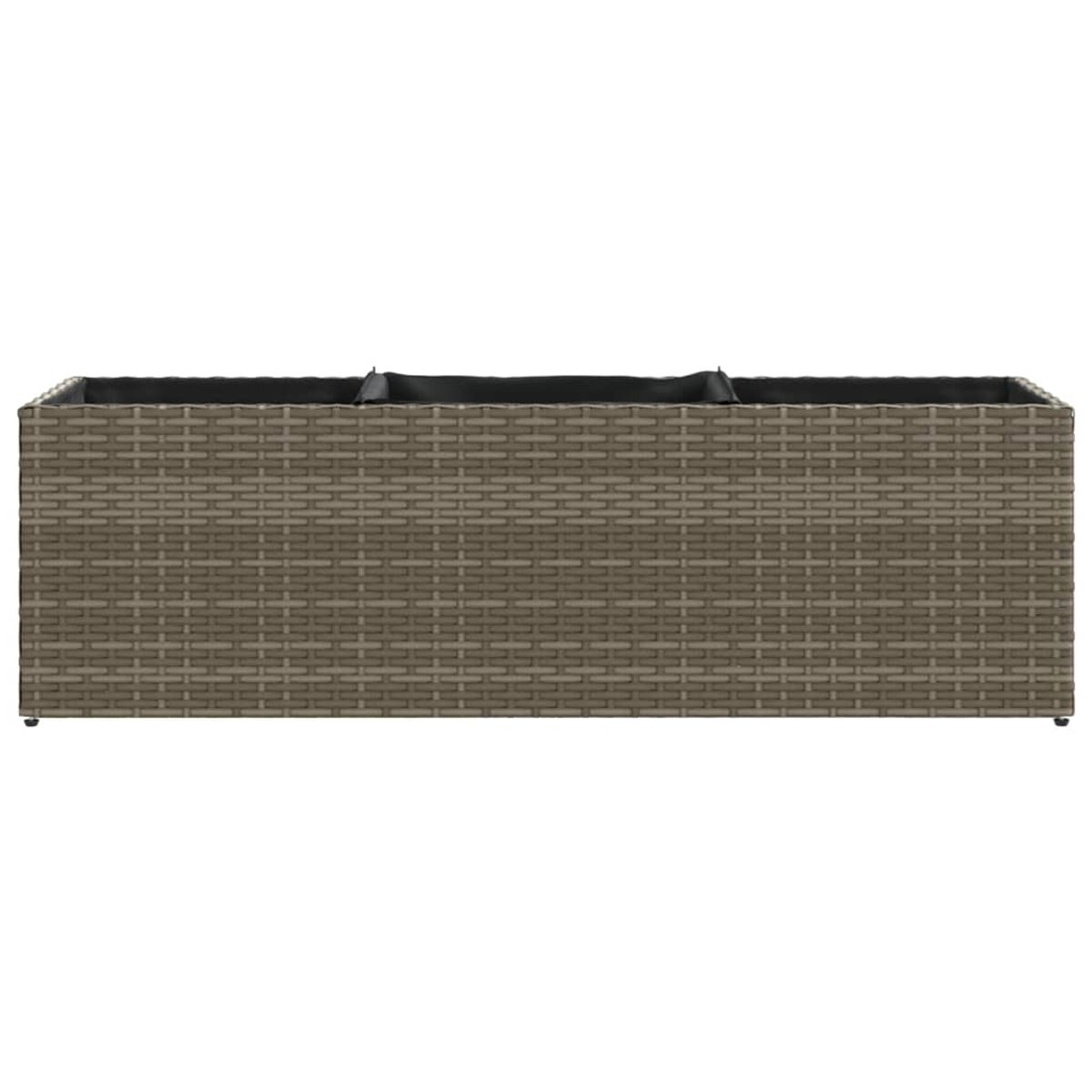 Rattan-Sofa mit dunklen Kissen. Hellgraues Webmuster und schwarzer Sockel.