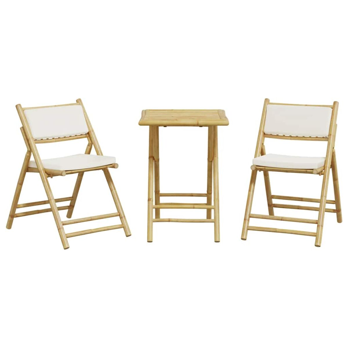 Drei Bambus-Outdoor-Möbelstücke: zwei Stühle und ein kleiner Tisch. Alle haben hellfarbene Kissen.