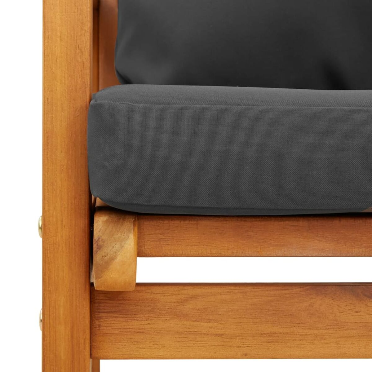 Nahaufnahme eines Holzarmstuhls mit grauem Kissen. Das Holz hat eine natürliche Maserung.