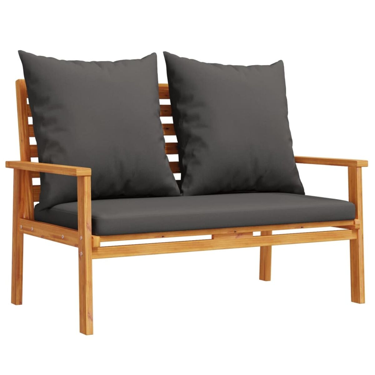 Holzsofa mit grauen Kissen. Es hat eine Lattenlehne und Armlehnen. Isoliert auf weißem Hintergrund.