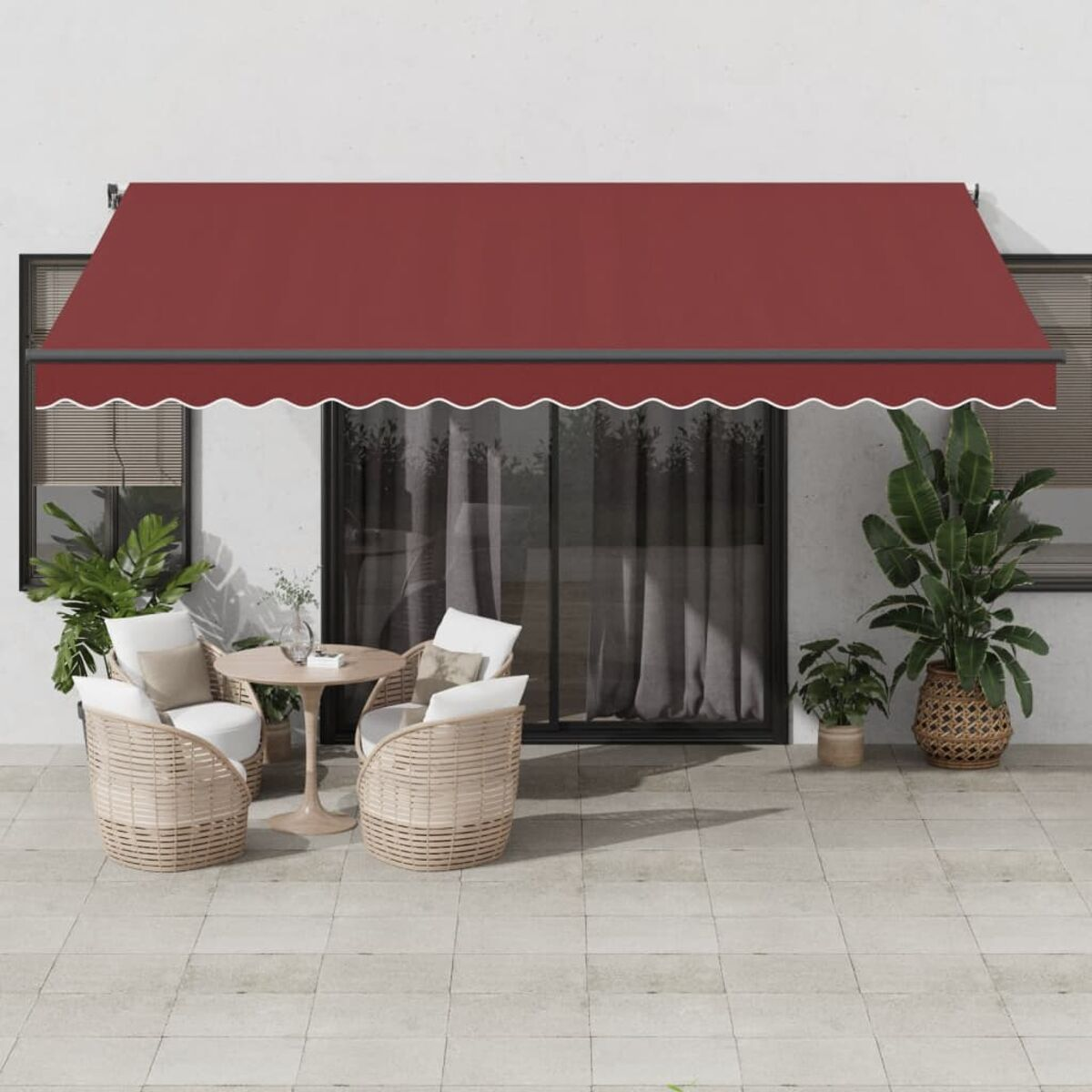 Rote Markise über einer Terrasse mit Stühlen und Tisch.