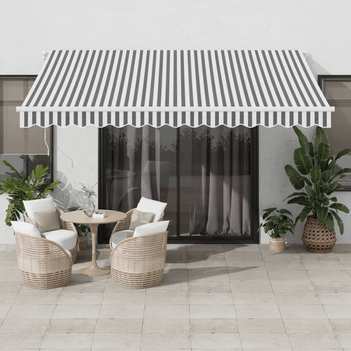 Terrasse mit gestreifter Markise, rundem Tisch, Stühlen und Pflanzen. Gebäude im Hintergrund.