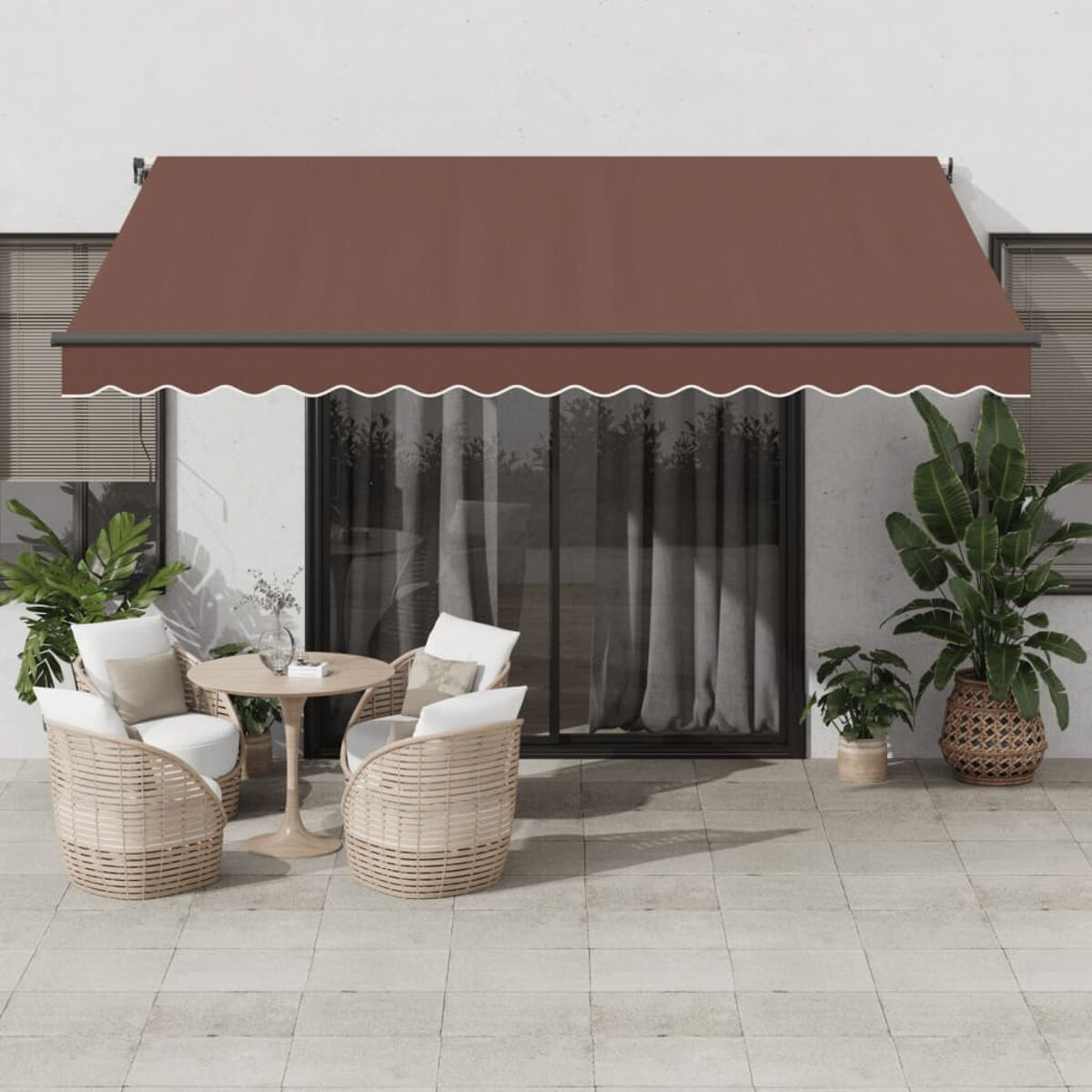 Terrasseneinrichtung im Freien mit Markise, Tisch, Stühlen, Pflanzen. Braune Markise, beige Stühle.