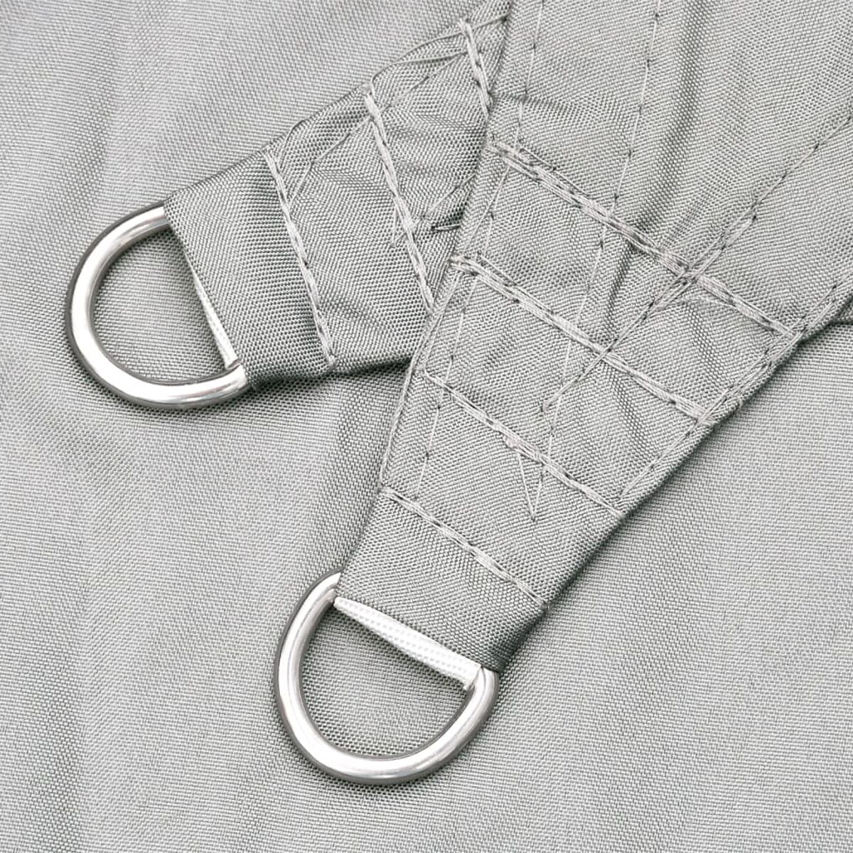 Nahaufnahme von grauem Stoff mit D-Ringen. Stichdetails sind sichtbar.