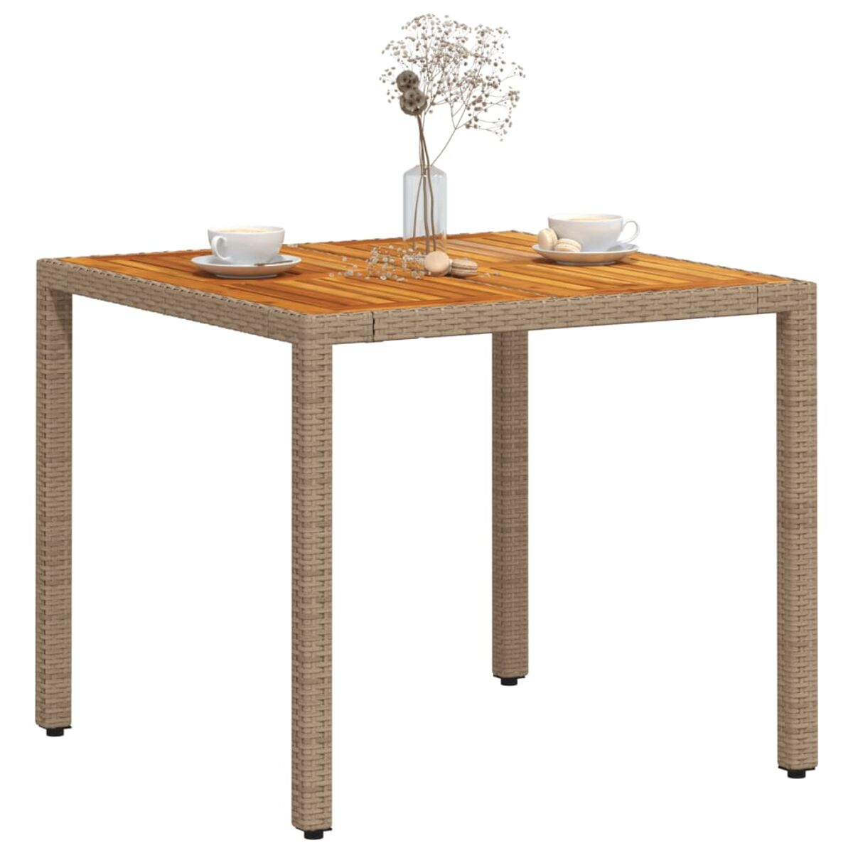 Quadratischer, brauner Tisch mit Holzplatte. Zwei Tassen, Vase mit Blumen und Kekse.