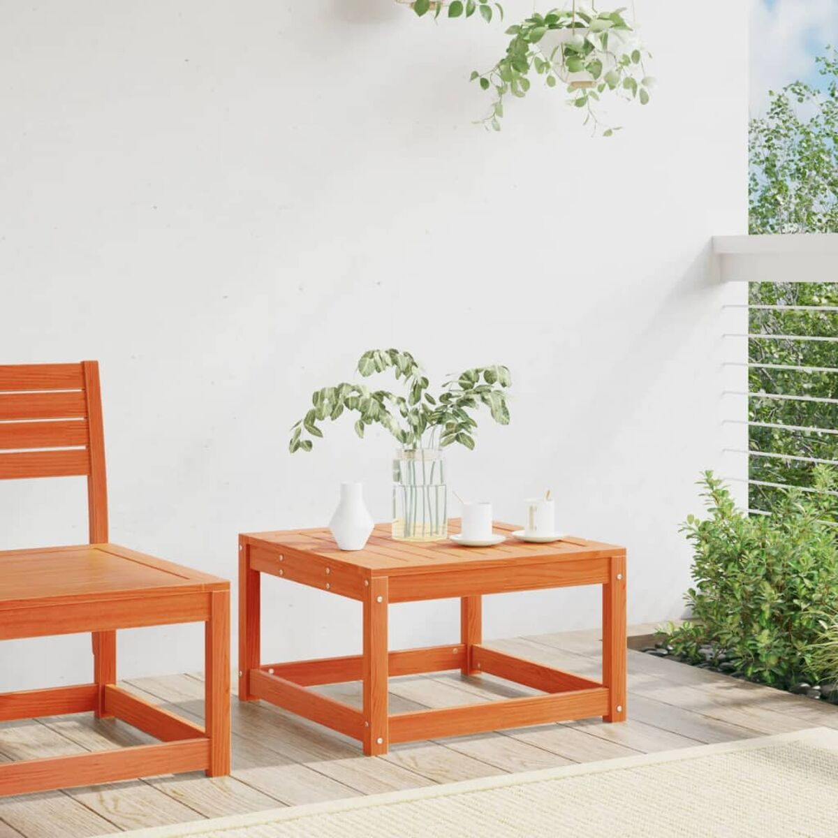 Orangenes Holzstuhl- und Tisch-Set. Eine Vase mit Pflanzen steht auf dem Tisch.