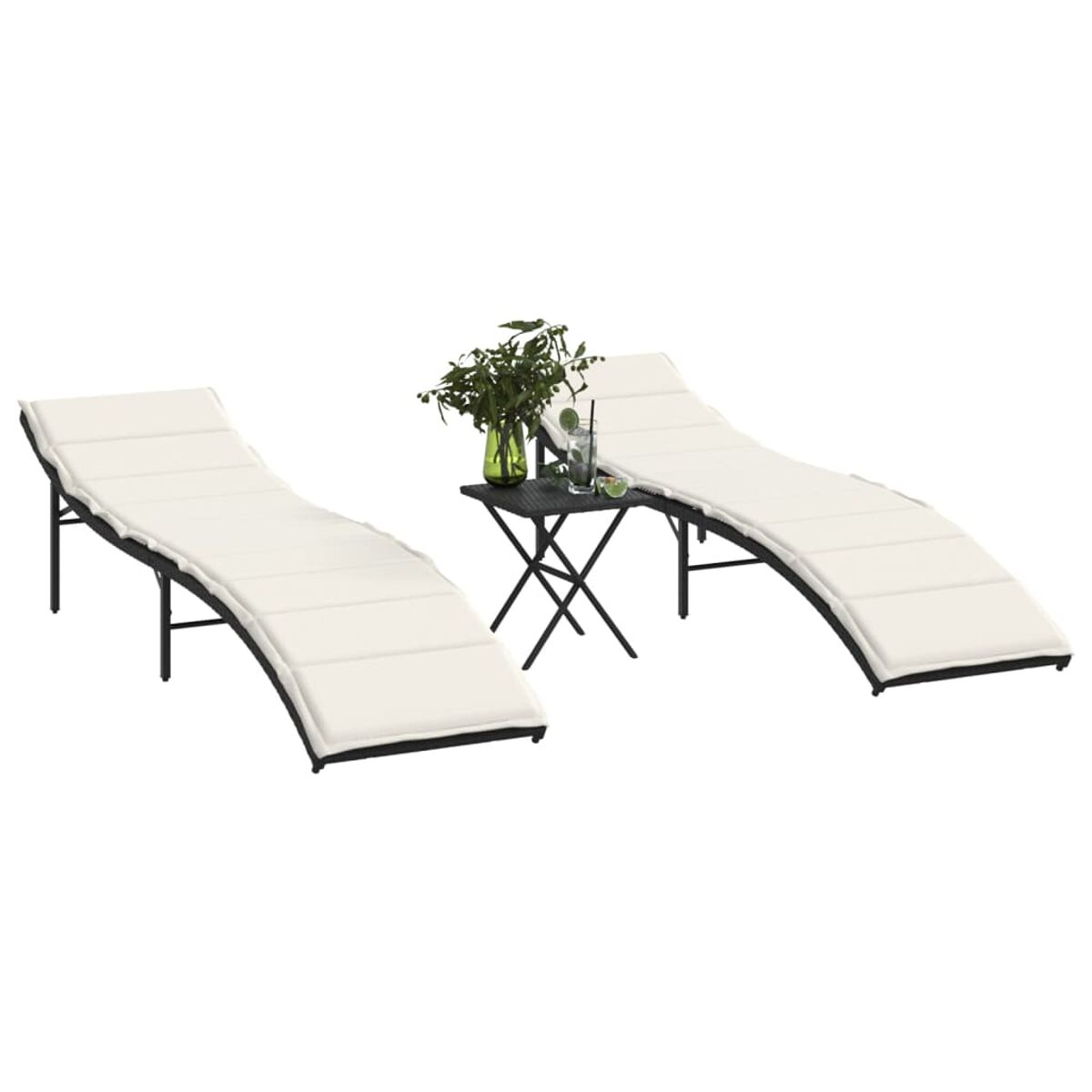 Zwei Liegestühle und ein kleiner Tisch mit Getränken darauf.