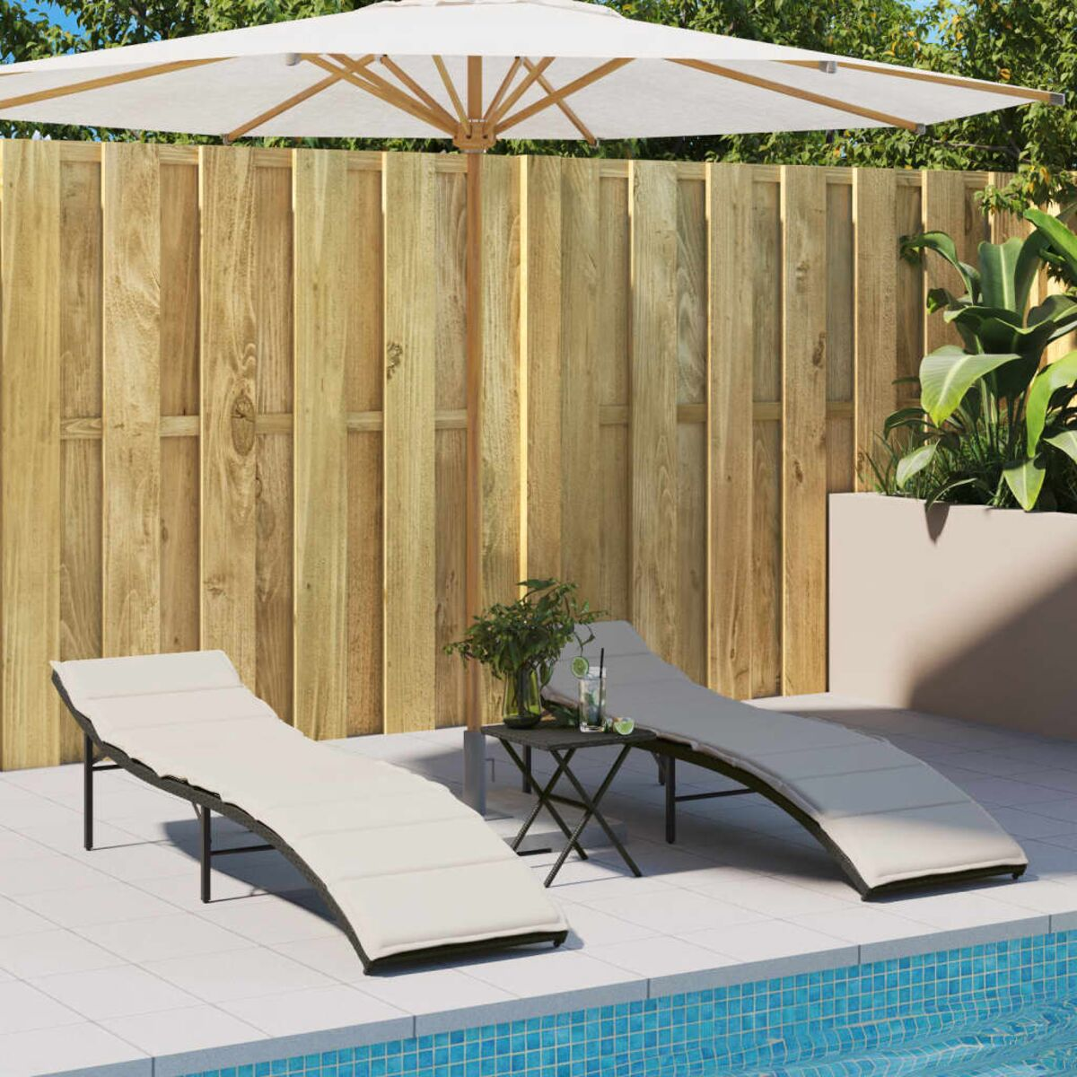 Zwei Liegestühle, ein kleiner Tisch und ein Sonnenschirm stehen auf einer Terrasse am Pool.