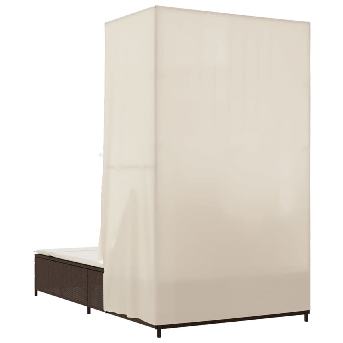 Outdoor-Korbbett mit einem weißen Baldachin. Braunes Bett und weißer Stoff. Das Bett befindet sich im Freien.
