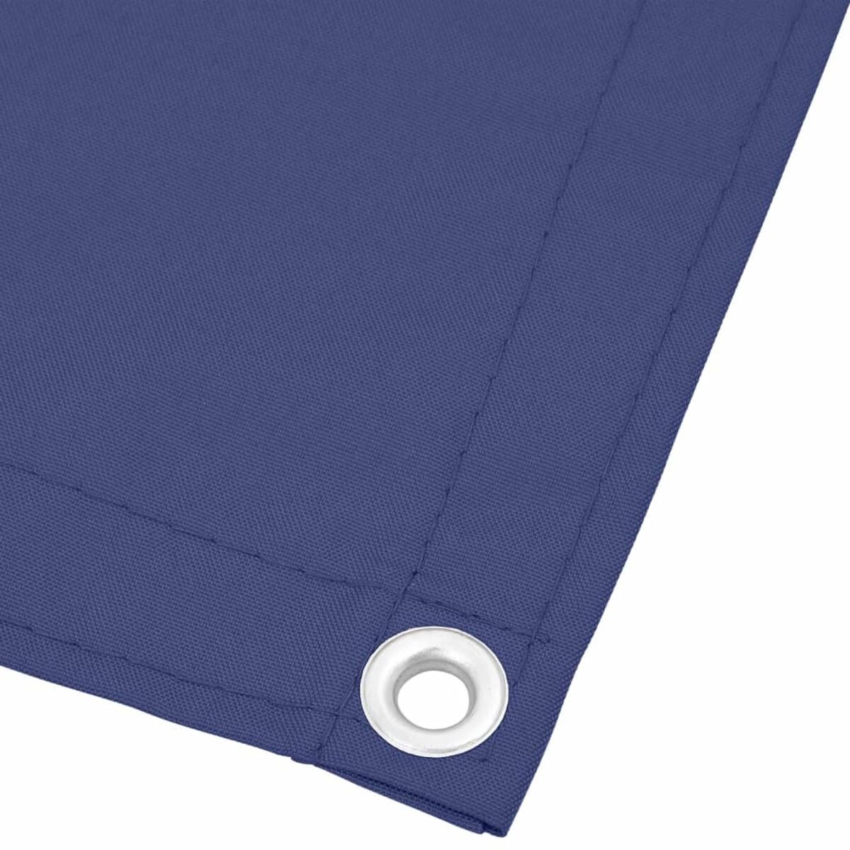 Nahaufnahme einer blauen Stoffecke mit Metallöse.