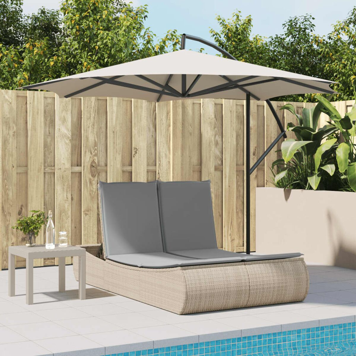Scena del patio con divano doppio, ombrellone, tavolo e piscina. Il divano ha cuscini grigi.