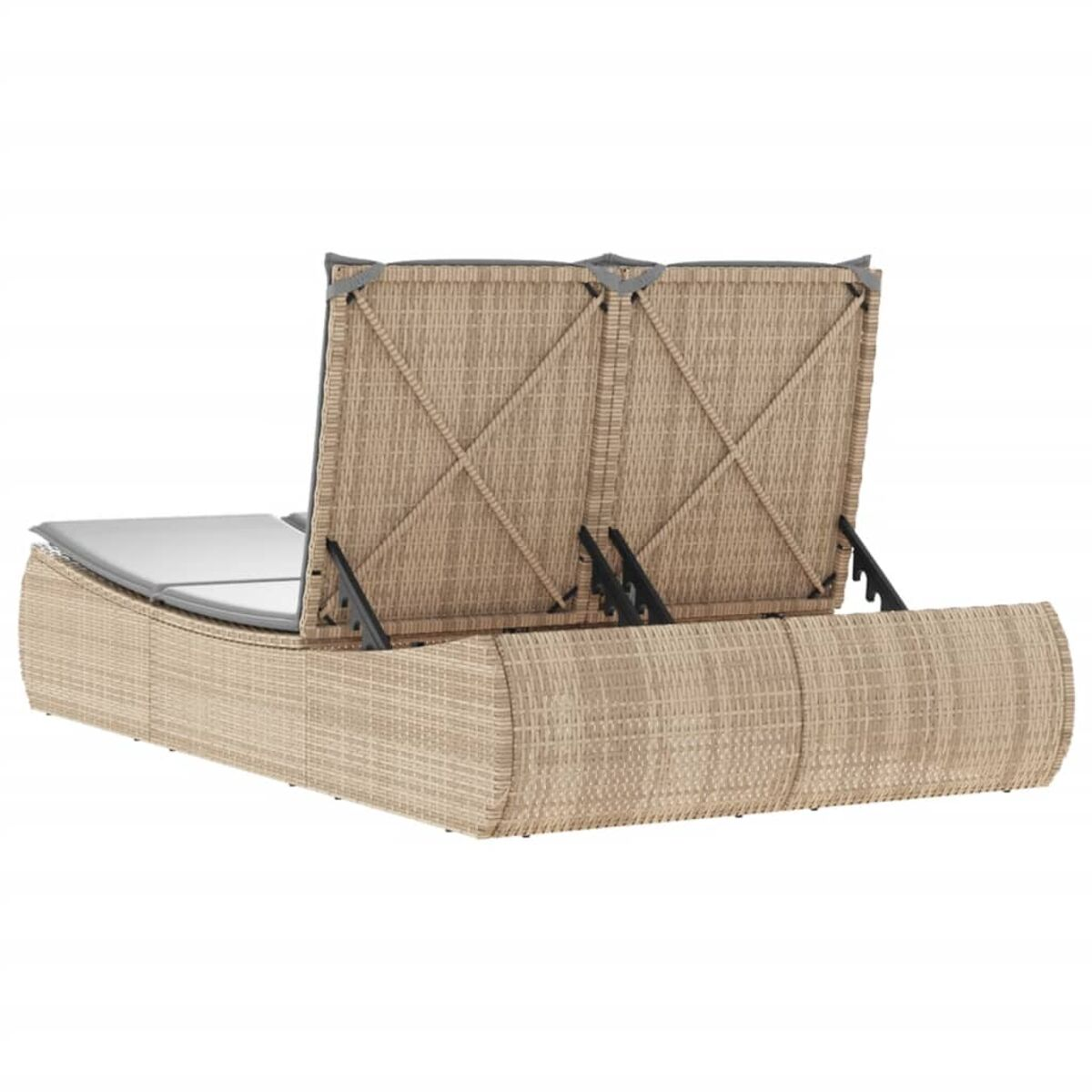 Lettino prendisole in vimini beige con poggiatesta rialzati. Cuscini grigi. Supporti in metallo nero.