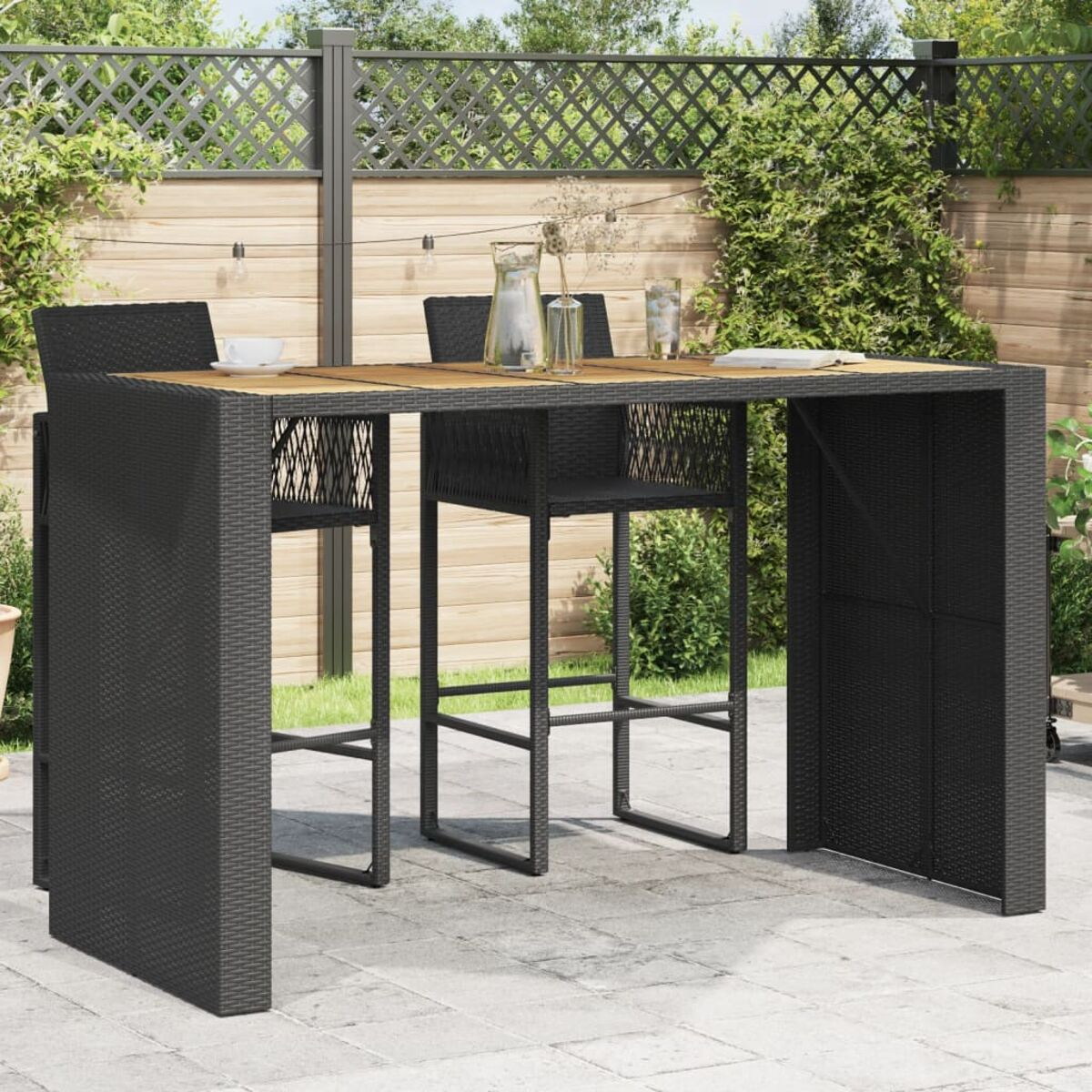 Outdoor-Bar-Set mit Tisch und Hockern. Schwarzes Korbgeflecht, Tischplatte aus Holz, graue Terrasse.