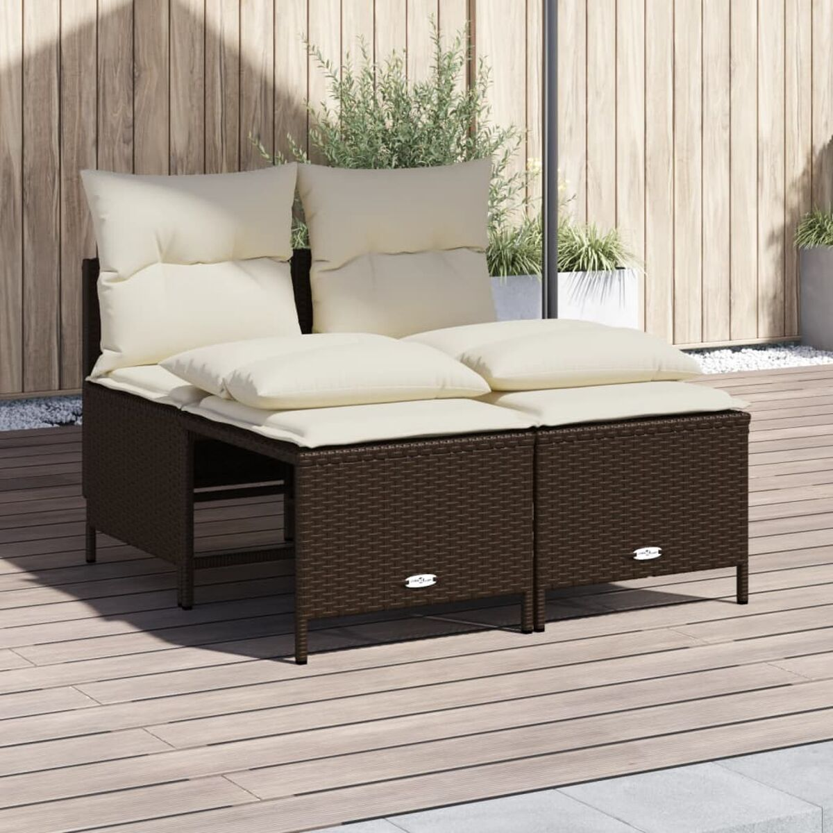 Zweisitziges, gewebtes Outdoor-Sofa mit beigen Kissen.