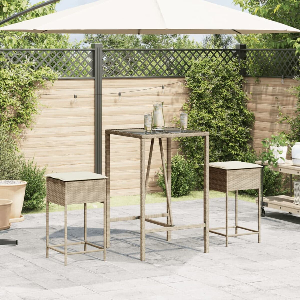 Outdoor-Bar-Set mit zwei Hockern und Tisch. Mit Sonnenschirm und Pflanzen.