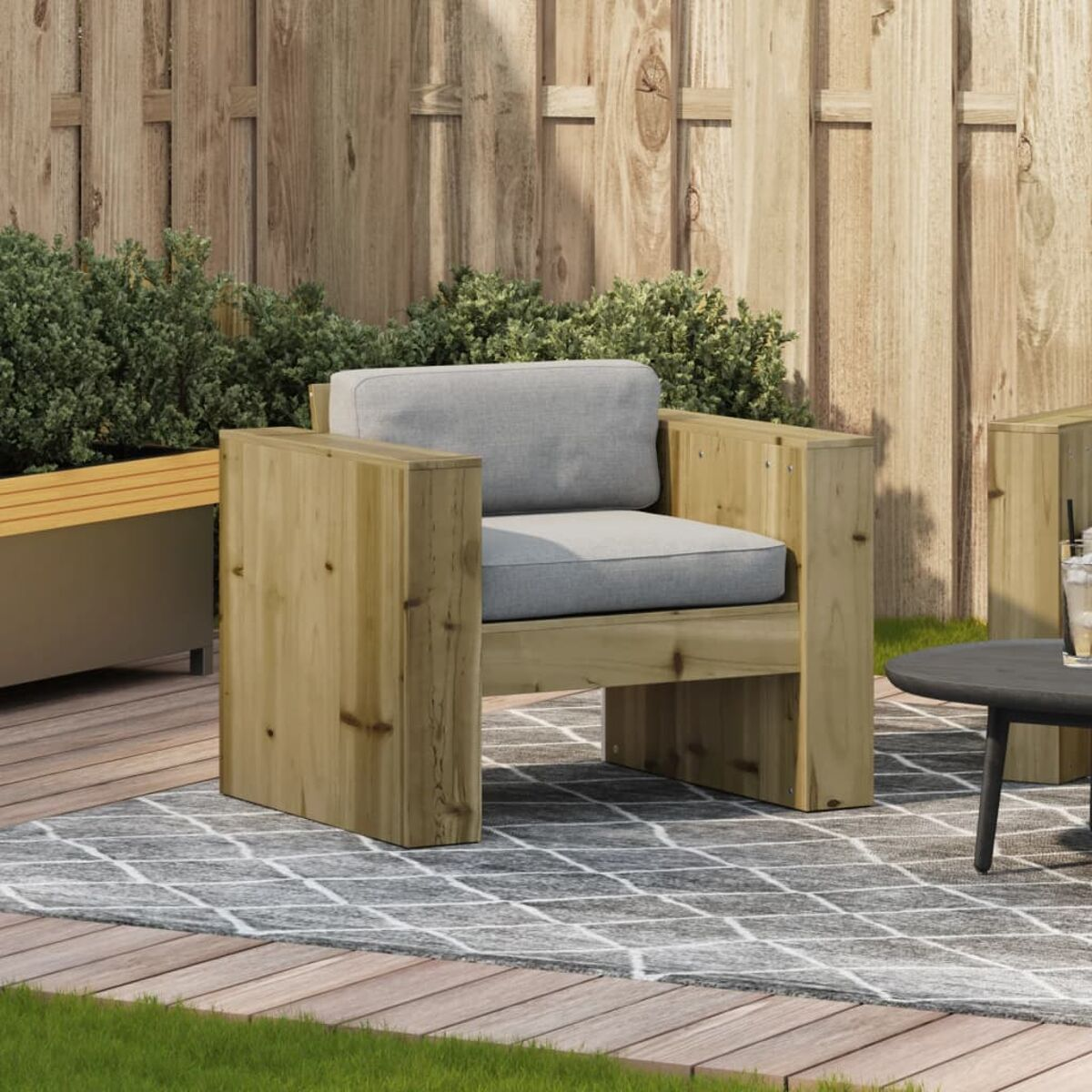 Holz-Außenstuhl mit grauem Kissen. Auf einem gemusterten Teppich im Garten.